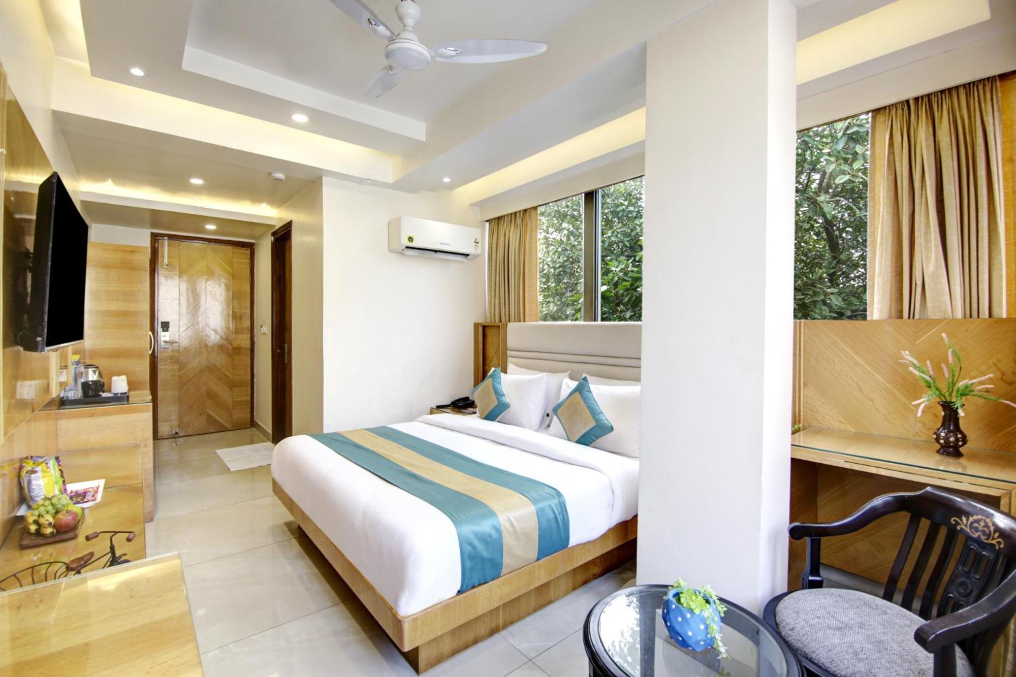 Hotel Krishna Plaza 'New Delhi' - By M S Hospitality Екстер'єр фото