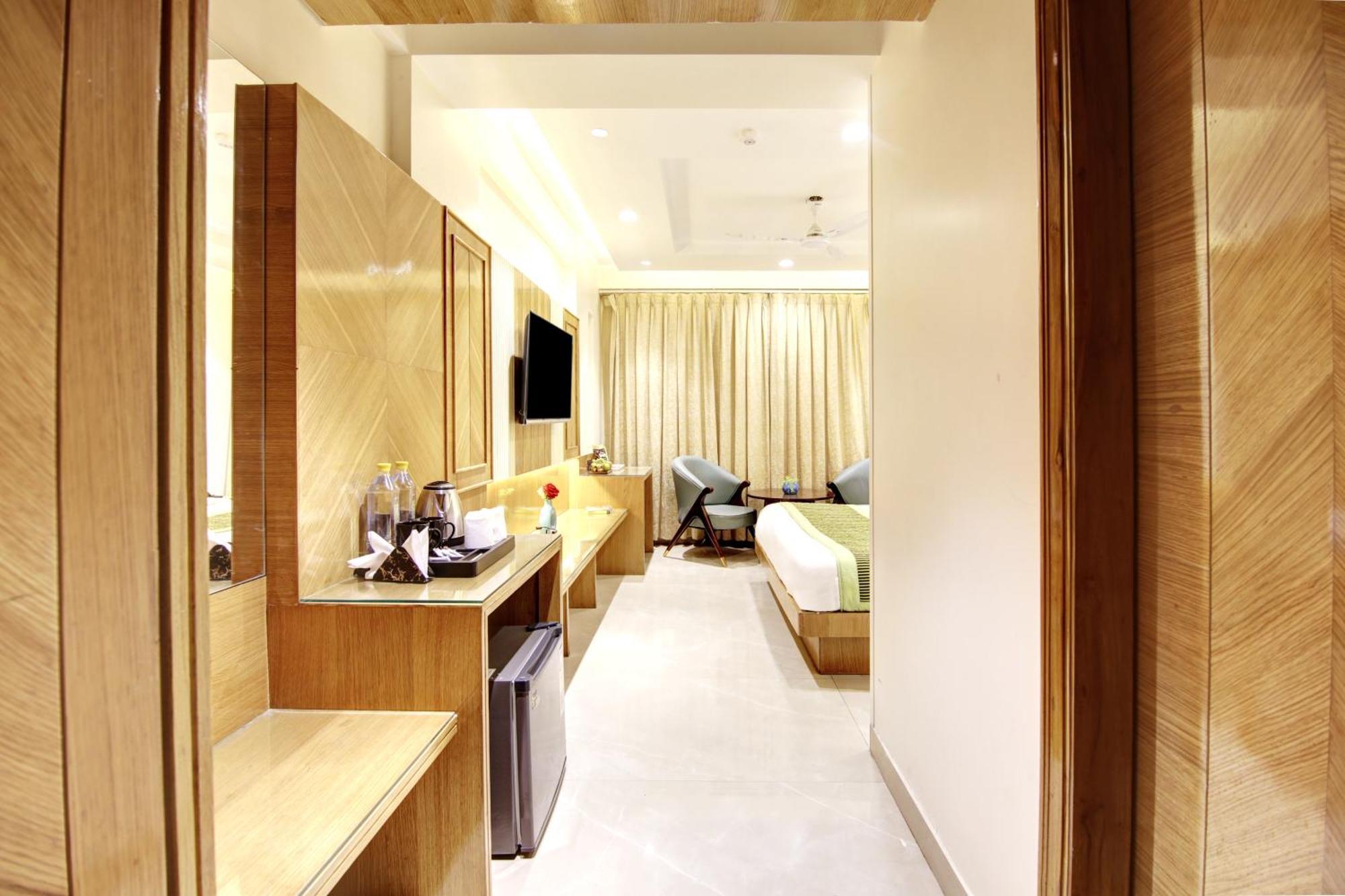 Hotel Krishna Plaza 'New Delhi' - By M S Hospitality Екстер'єр фото