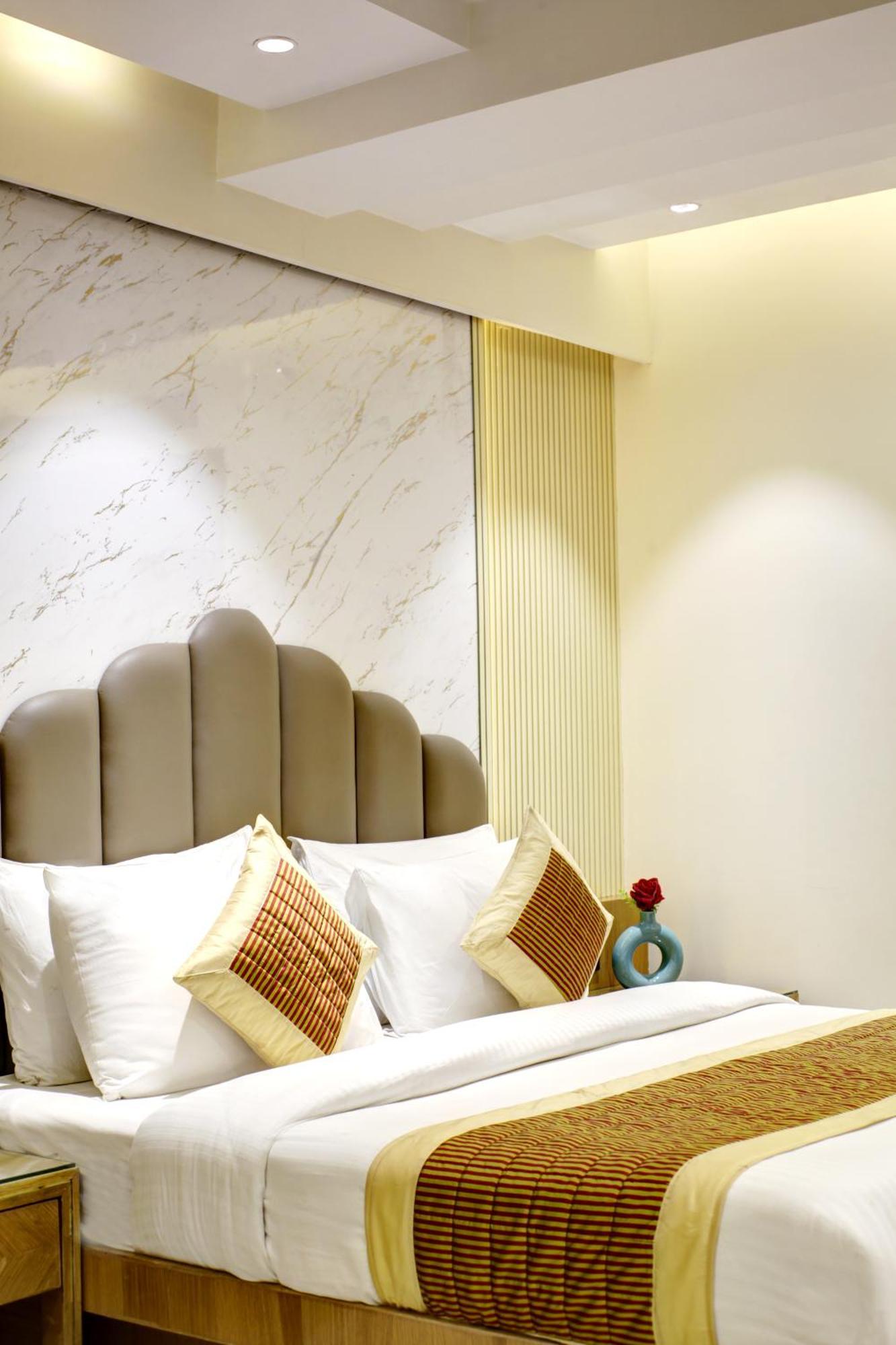 Hotel Krishna Plaza 'New Delhi' - By M S Hospitality Екстер'єр фото