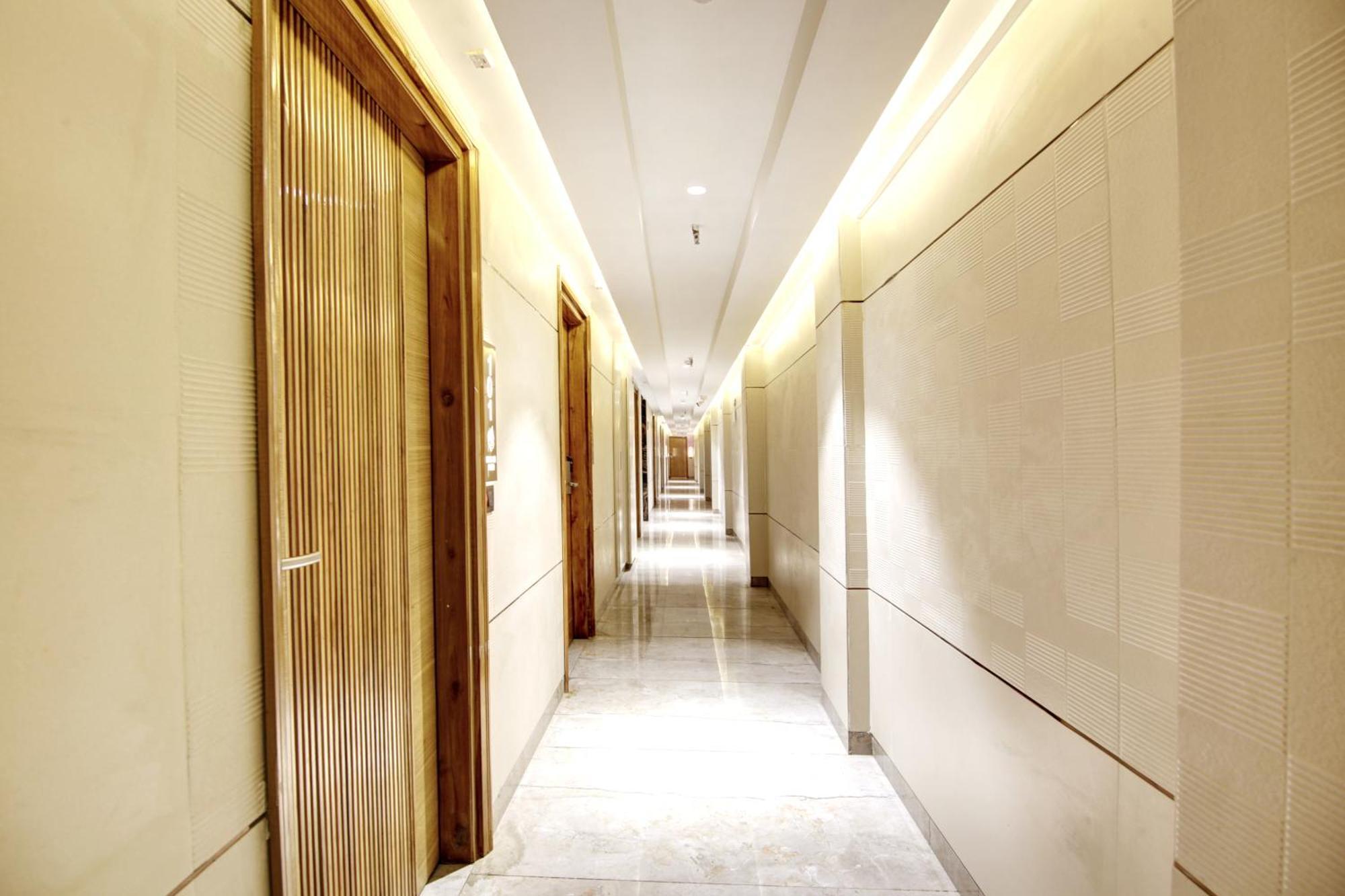 Hotel Krishna Plaza 'New Delhi' - By M S Hospitality Екстер'єр фото
