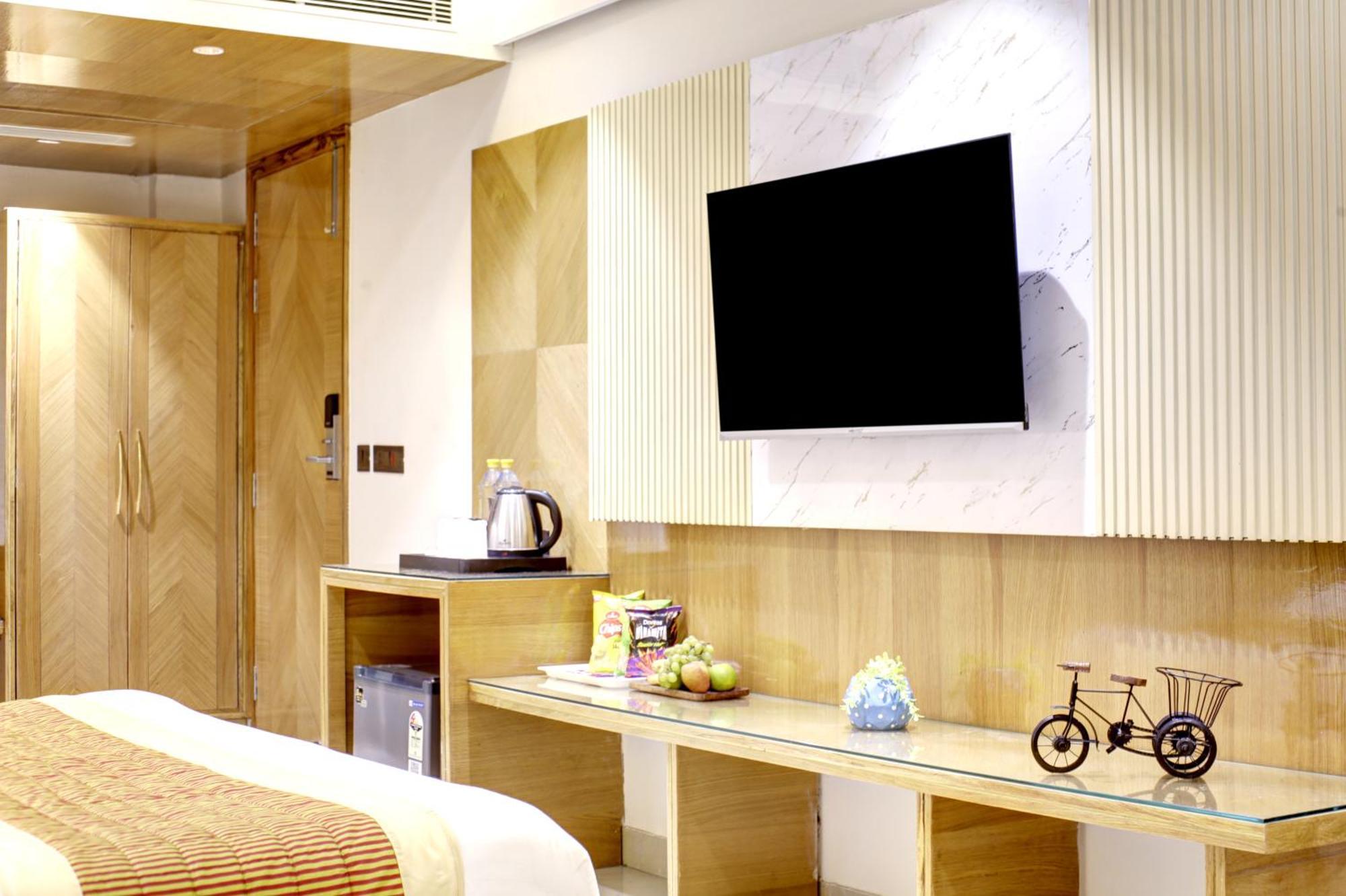 Hotel Krishna Plaza 'New Delhi' - By M S Hospitality Екстер'єр фото