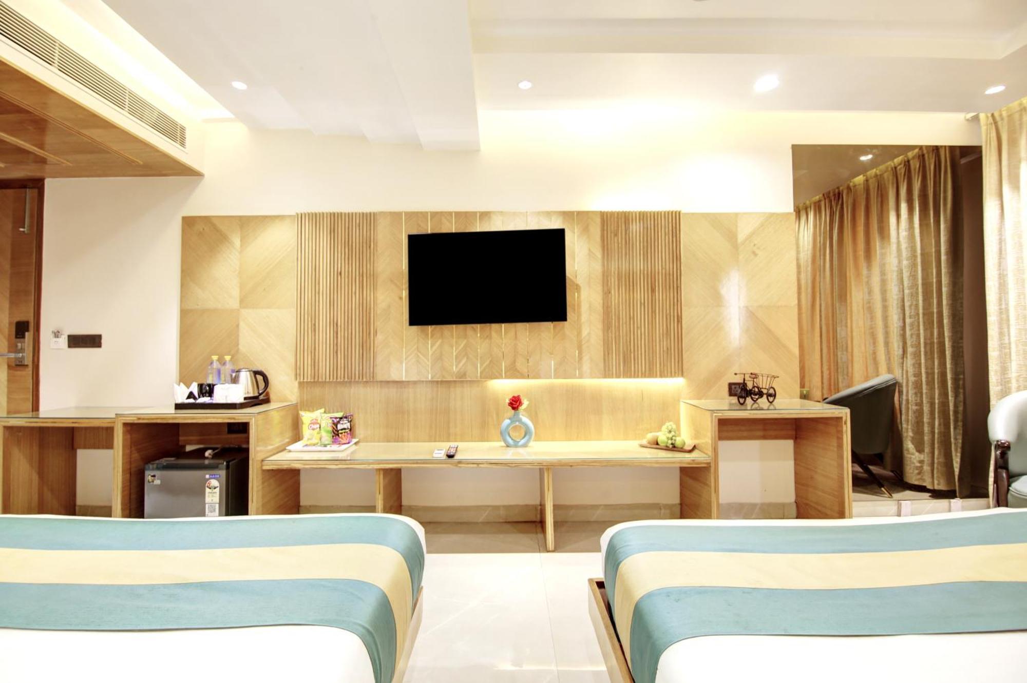 Hotel Krishna Plaza 'New Delhi' - By M S Hospitality Екстер'єр фото